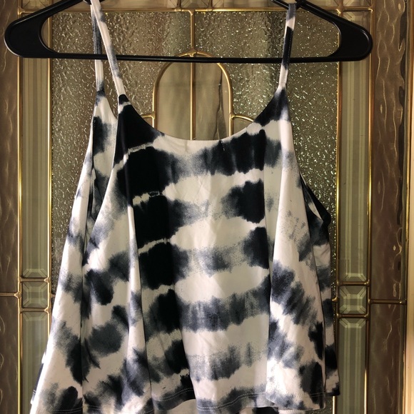 NWOT Tie-dye size medium crop tanktop - Picture 4 of 4